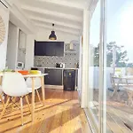 Happy - With A View, Private Terrace & Ac Apartment